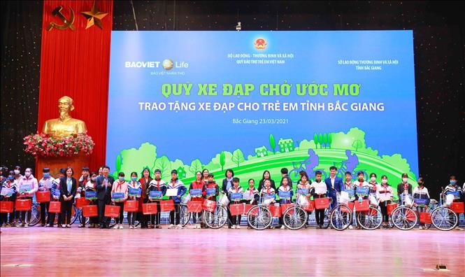Phó Chủ tịch nước Đặng Thị Ngọc Thịnh tặng quà cho trẻ em có hoàn cảnh khó khăn. Ảnh: Phương Hoa - TTXVN