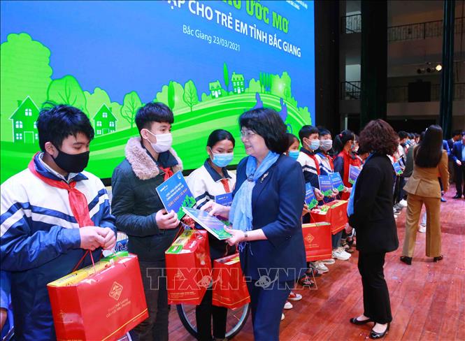 Phó Chủ tịch nước Đặng Thị Ngọc Thịnh tặng quà cho trẻ em có hoàn cảnh khó khăn. Ảnh: Phương Hoa - TTXVN
