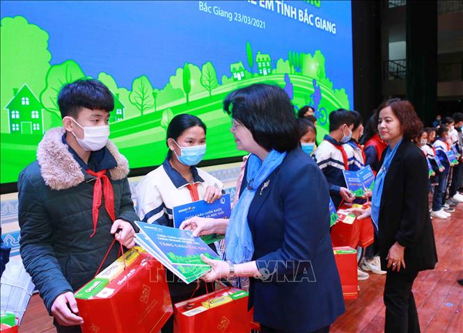 Phó Chủ tịch nước Đặng Thị Ngọc Thịnh tặng quà cho trẻ em có hoàn cảnh khó khăn. Ảnh: Phương Hoa - TTXVN