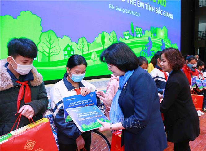 Phó Chủ tịch nước Đặng Thị Ngọc Thịnh tặng quà cho trẻ em có hoàn cảnh khó khăn. Ảnh: Phương Hoa - TTXVN