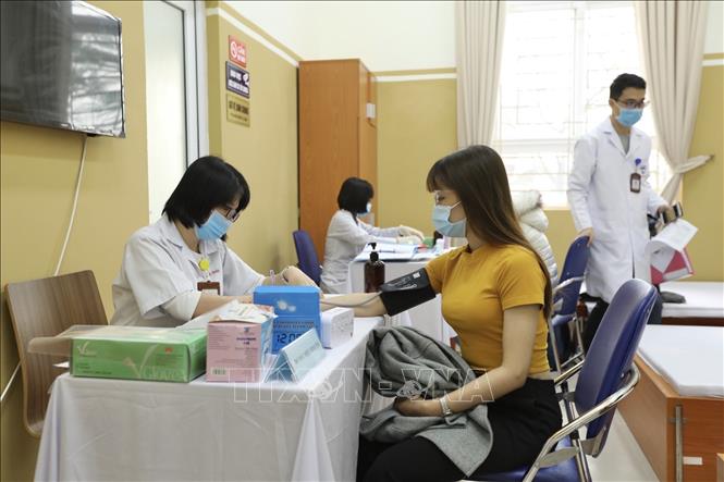 Trong ảnh: Khám sàng lọc, xét tuyển cho các tình nguyện viên tham gia tiêm thử nghiệm đợt 1. Ảnh: Minh Quyết - TTXVN