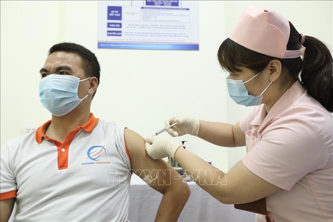 Trong ảnh: Tiêm vaccine COVIVAC cho 15 tình nguyện viên đợt hai. Ảnh: Minh Quyết - TTXVN