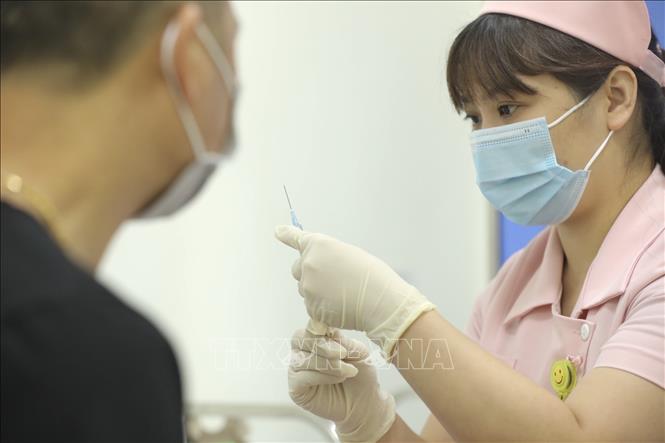 Trong ảnh: Tiêm vaccine COVIVAC cho 15 tình nguyện viên đợt hai. Ảnh: Minh Quyết - TTXVN