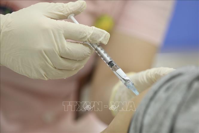 Trong ảnh: Tiêm vaccine COVIVAC cho 15 tình nguyện viên đợt hai. Ảnh: Minh Quyết - TTXVN