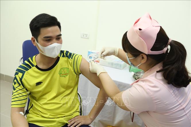 Trong ảnh: Tiêm vaccine COVIVAC cho 15 tình nguyện viên đợt hai. Ảnh: Minh Quyết - TTXVN