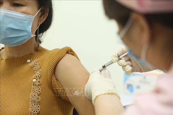 Trong ảnh: Tiêm vaccine COVIVAC cho 15 tình nguyện viên đợt hai. Ảnh: Minh Quyết - TTXVN