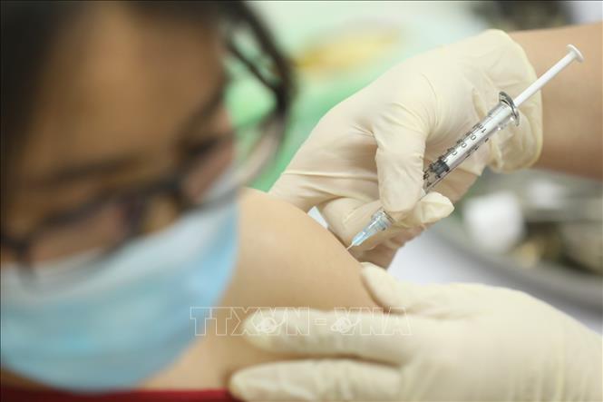 Trong ảnh: Tiêm vaccine COVIVAC cho 15 tình nguyện viên đợt hai. Ảnh: Minh Quyết - TTXVN