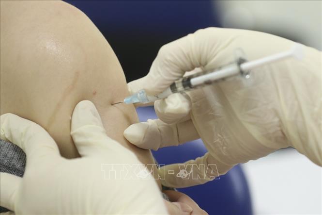 Trong ảnh: Tiêm vaccine COVIVAC cho 15 tình nguyện viên đợt hai. Ảnh: Minh Quyết - TTXVN