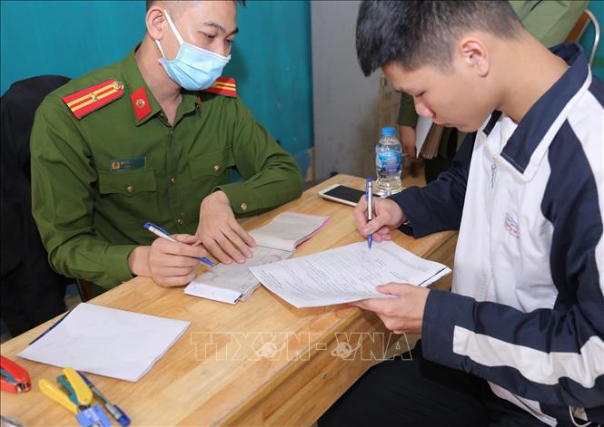 Trong ảnh: Học sinh lớp 12 A1 kiểm tra và xác nhận tờ khai làm CCCD gắn chip. Ảnh: Hoàng Hiếu - TTXVN 