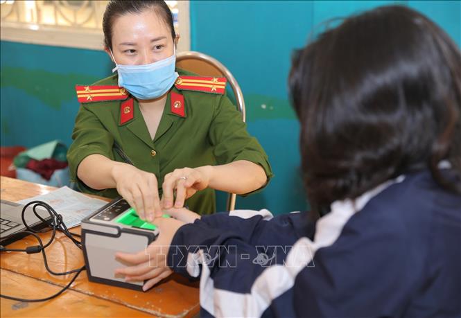 Trong ảnh: Lấy mẫu vân tay cho học sinh lớp 12A1. Ảnh: Hoàng Hiếu - TTXVN