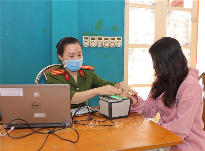 Trong ảnh: Lấy mẫu vân tay cho học sinh lớp 12A1. Ảnh: Hoàng Hiếu - TTXVN