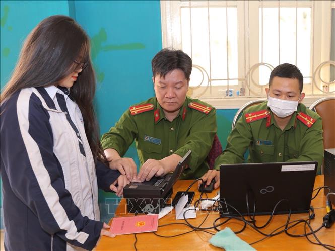 Trong ảnh: Lấy mẫu vân tay cho học sinh lớp 12A1. Ảnh: Hoàng Hiếu - TTXVN