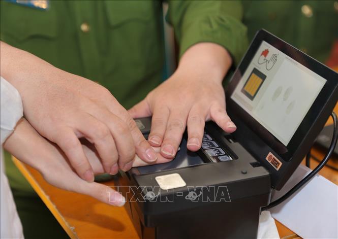 Trong ảnh: Lấy mẫu vân tay cho học sinh Trường PTTH Trần Phú. Ảnh: Hoàng Hiếu - TTXVN