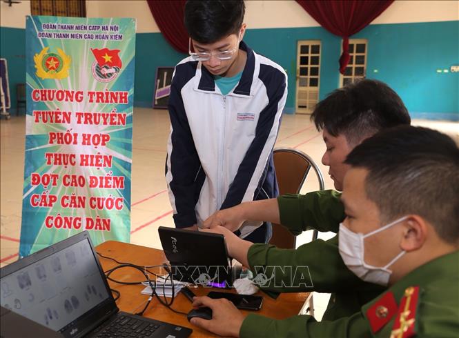 Trong ảnh: Lấy mẫu vân tay cho học sinh Trường PTTH Trần Phú. Ảnh: Hoàng Hiếu - TTXVN