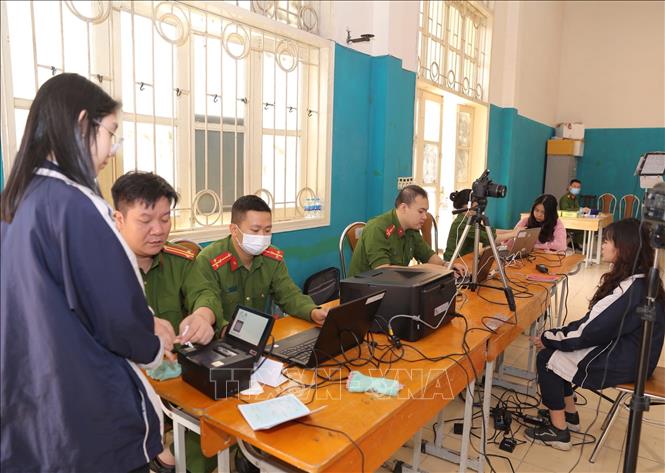 Trong ảnh: Công an Thành phố Hà Nội làm căn cước công dân gắn chip cho học sinh trường Trần Phú. Ảnh: Hoàng Hiếu - TTXVN 