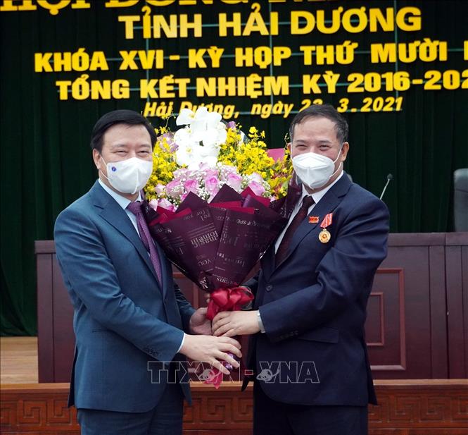 Trong ảnh: Ông Nguyễn Mạnh Hiển (bên phải), nguyên Chủ tịch HĐND tỉnh Hải Dương tặng hoa chúc mừng ông Phạm Xuân Thăng (bên trái), Ủy viên Trung ương Đảng, Bí thư Tỉnh ủy, tân Chủ tịch HĐND tỉnh Hải Dương phát biểu tại kỳ họp. Ảnh: Mạnh Tú - TTXVN
