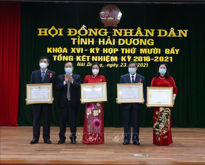 Trong ảnh: Trao tặng Huân chương Lao động hạng Nhì và Bằng khen của Thủ  tướng Chính phủ cho các cá nhân có thành tích xuất sắc. Ảnh: Mạnh Tú - TTXVN