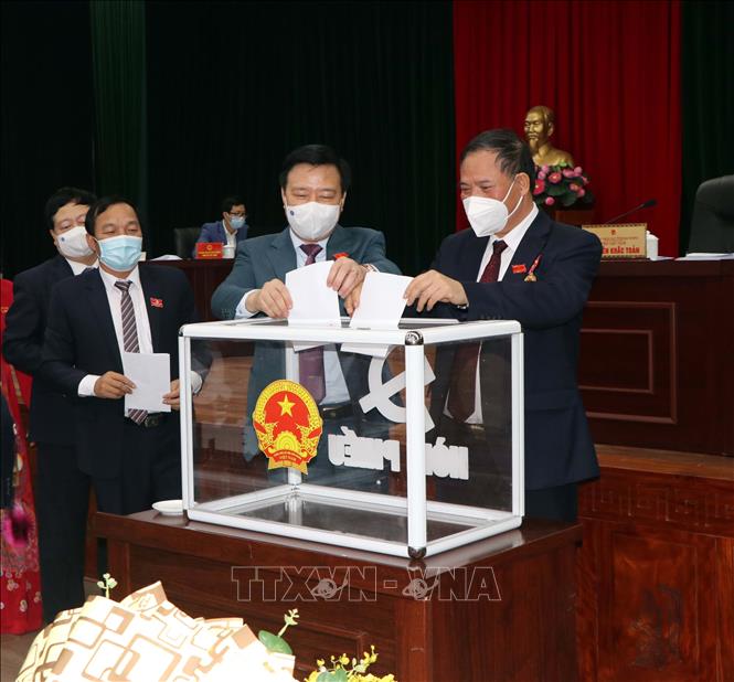 Trong ảnh: Bỏ phiếu bầu Chủ tịch HĐND tỉnh Hải Dương khóa XVI, nhiệm kỳ 2016-2021. Ảnh: Mạnh Tú - TTXVN