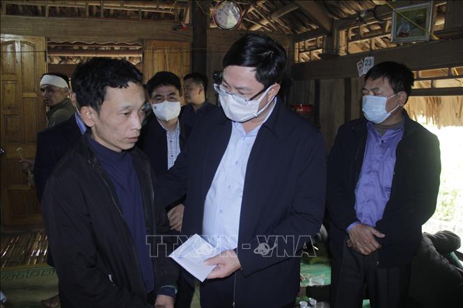 Trong ảnh: Phó Chủ tịch UBND tỉnh Mai Xuân Liêm tới thăm hỏi động viên gia đình nạn nhân Lê Thị Cảnh, bản Cảy, xã Trí Nang. Ảnh: TTXVN