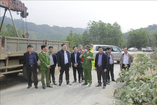 Trong ảnh: Phó Chủ tịch UBND tỉnh Thanh Hoá Mai Xuân Liêm kiểm tra hiện trường vụ tai nạn. Ảnh: Hoa Mai - TTXVN