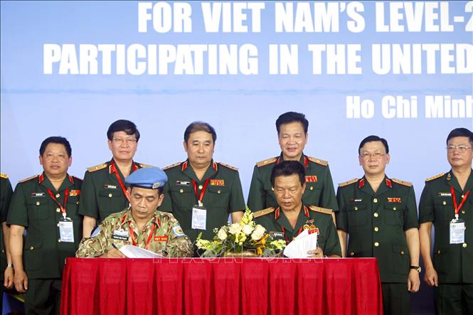 Trong ảnh: Lãnh đạo Bệnh viên Quân y 175 và Cục gìn giữ hòa bình Việt Nam ký kết bàn giao lực lượng Bệnh viện dã chiến cấp 2 số 3 trước khi lên đường làm nhiệm vụ. Ảnh: Thanh Vũ-TTXVN