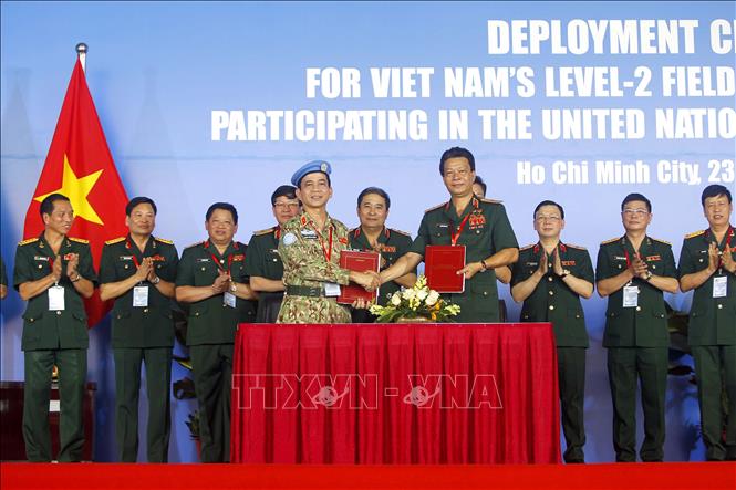 Trong ảnh: Lãnh đạo Bệnh viên Quân y 175 và Cục gìn giữ hòa bình Việt Nam ký kết bàn giao lực lượng Bệnh viện dã chiến cấp 2 số 3 trước khi lên đường làm nhiệm vụ. Ảnh: Thanh Vũ-TTXVN
