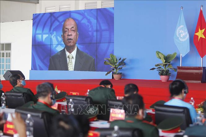 Trong ảnh: Ông Atul Khare, Phó Tổng Thư ký Liên hợp quốc phát biểu trực tuyến tại lễ xuất quân. Ảnh: Thanh Vũ - TTXVN