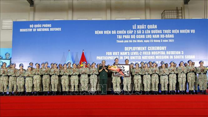 Trong ảnh: Thượng tướng Nguyễn Chí Vịnh, Thứ trưởng Bộ Quốc phòng tặng quà cho Bệnh viện dã chiến cấp 2 số 3 trước khi lên đường làm nhiệm vụ. Ảnh: Thanh Vũ-TTXVN