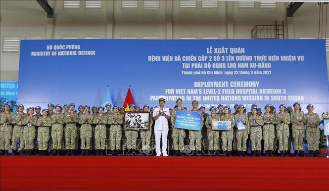 Trong ảnh: Lãnh đạo Tân Cảng Sài Gòn tặng quà cho Bệnh viện dã chiến cấp 2 số 3 trước khi lên đường làm nhiệm vụ. Ảnh: Thanh Vũ-TTXVN