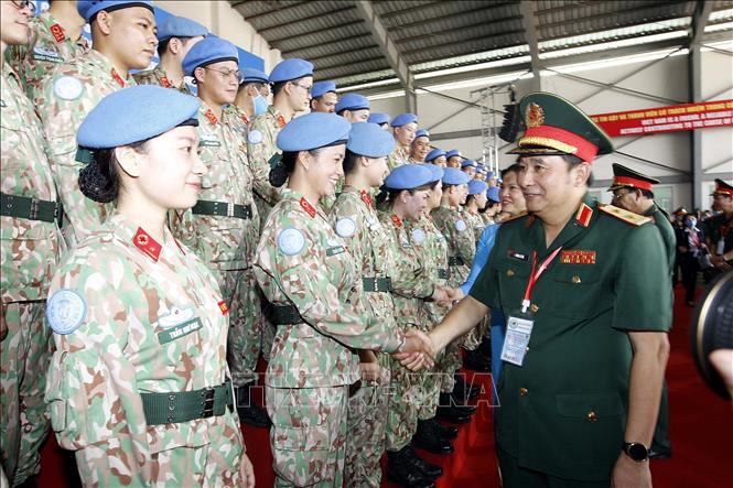 Trong ảnh: Lãnh đạo Bộ Quốc phòng thăm hỏi cán bộ, chiến sĩ Bệnh viện dã chiến cấp 2 số 3 trước khi lên đường làm nhiệm vụ. Ảnh: Thanh Vũ-TTXVN