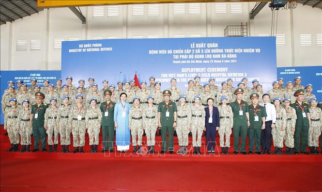 Trong ảnh: Lãnh đạo các bộ, ban, ngành cùng cán bộ, chiến sĩ Bệnh viện dã chiến cấp 2 số 3 tại lễ xuất quân. Ảnh: Thanh Vũ-TTXVN