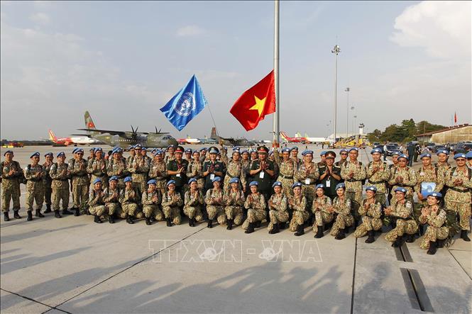 Trong ảnh: Lãnh đạo Bộ Quốc phòng cùng đội hình Bệnh viện dã chiến 2.3 trước khi lên đường làm nhiệm vụ tại Bentiu, Nam Sudan. Ảnh: Thanh Vũ-TTXVN