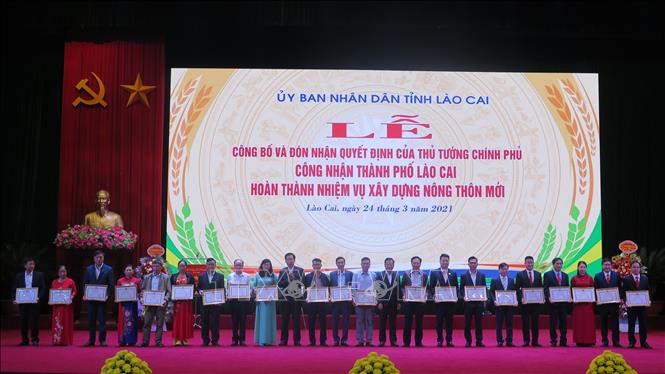 Trong ảnh: UBND tỉnh Lào Cai tặng Bằng khen cho các cá nhân có thành tích xuất sắc trong phong trào thi đua Xây dựng nông thôn mới. Ảnh: Lục Hương Thu - TTXVN