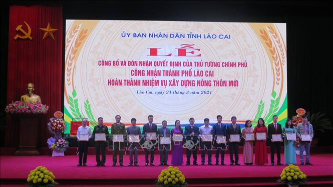 Trong ảnh: UBND tỉnh Lào Cai trao Bằng khen cho các tập thể có thành tích trong xây dựng nông thôn mới. Ảnh: Lục Hương Thu - TTXVN