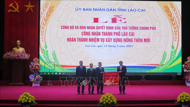 Trong ảnh: UBND tỉnh Lào Cai trao Cờ Thi đua cho nhân dân và cán bộ thành phố Lào Cai.Ảnh: Lục Hương Thu - TTXVN