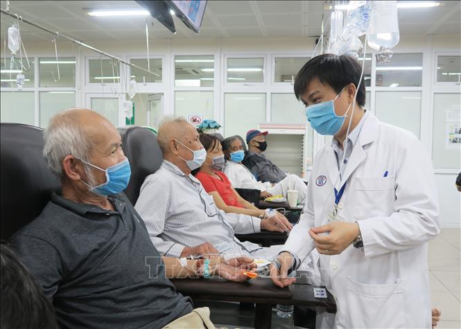 Trong ảnh: Thạc sỹ Lê Minh Hiển, Trưởng Phòng Công tác xã hội – Bệnh viện Chợ Rẫy đang lắng nghe tâm tư, nguyện vọng của người bệnh ung thư. Ảnh: Đinh Hằng - TTXVN                              