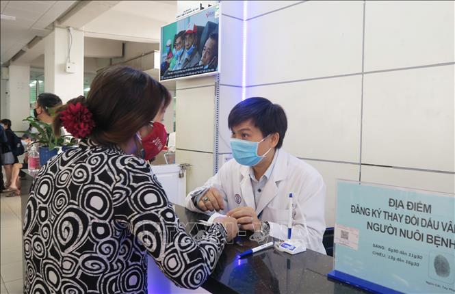  Trong ảnh: Thạc sỹ Lê Minh Hiển, Trưởng Phòng Công tác xã hội – Bệnh viện Chợ Rẫy đang hướng dẫn người bệnh. Ảnh: Đinh Hằng - TTXVN                              