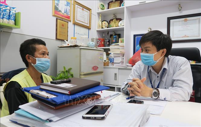 Trong ảnh: Thạc sỹ Lê Minh Hiển, Trưởng Phòng Công tác xã hội – Bệnh viện Chợ Rẫy đang lắng nghe câu chuyện của một người bệnh nghèo cần trợ giúp viện phí. Ảnh: Đinh Hằng - TTXVN                               