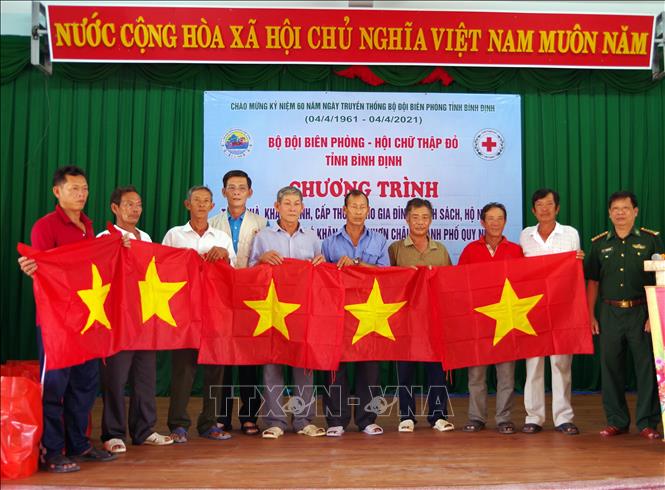 Bức ảnh Bác Hồ và cờ Tổ quốc trong tay ngư dân Bình trở thành minh chứng cho sự đoàn kết cộng đồng và tương thân tương ái của người Việt Nam. Hãy xem hình ảnh để cảm nhận được truyền thống đó đang được truyền tải và nuôi dưỡng trong thế hệ mai sau.