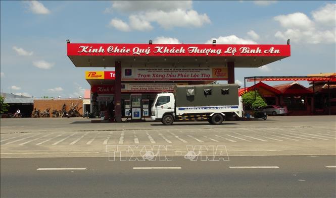 Trong ảnh: Lực lượng chức năng phong tỏa, kiểm tra trạm xăng dầu Phúc Lộc Thọ. Ảnh: Đậu Tất Thành – TTXVN.
