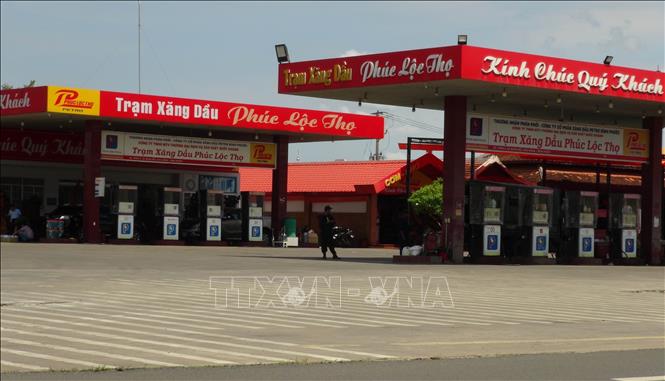 Trong ảnh: Lực lượng chức năng phong tỏa, kiểm tra trạm xăng dầu Phúc Lộc Thọ. Ảnh: Đậu Tất Thành – TTXVN.

