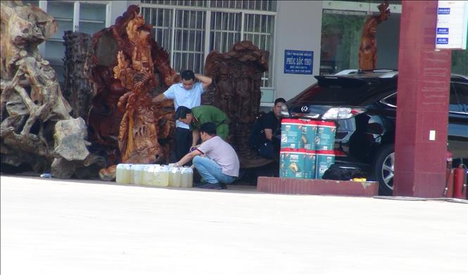 Trong ảnh: Lực lượng chức năng phong tỏa, kiểm tra trạm xăng dầu Phúc Lộc Thọ. Ảnh: Đậu Tất Thành – TTXVN.
