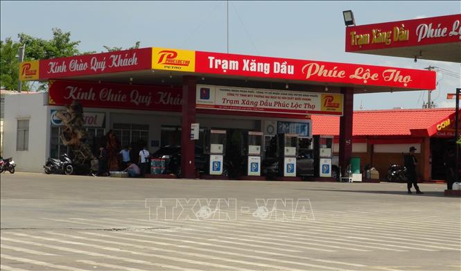 Trong ảnh: Lực lượng chức năng phong tỏa, kiểm tra trạm xăng dầu Phúc Lộc Thọ. Ảnh: Đậu Tất Thành – TTXVN.
