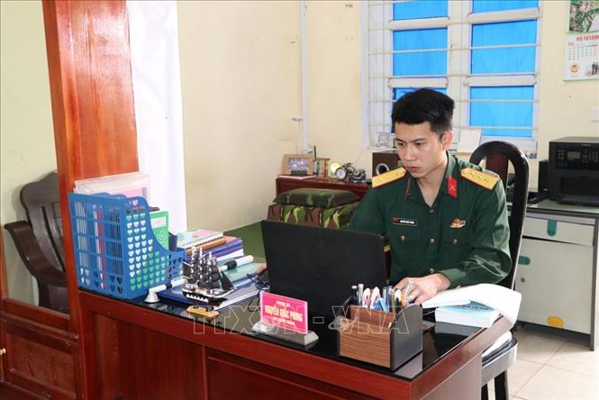Trong ảnh: Thượng úy Nguyễn Khắc Phong nghiên cứu khoa học. Ảnh: Mạnh Minh - TTXVN