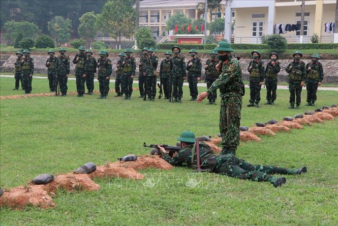 Trong ảnh: Thượng úy Nguyễn Khắc Phong huấn luyện tân binh mới nhập ngũ năm 2021 trên thao trường. Ảnh: Mạnh Minh - TTXVN