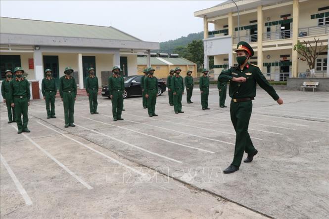 Trong ảnh: Thượng úy Nguyễn Khắc Phong huấn luyện tân binh mới nhập ngũ năm 2021. Ảnh: Mạnh Minh - TTXVN
