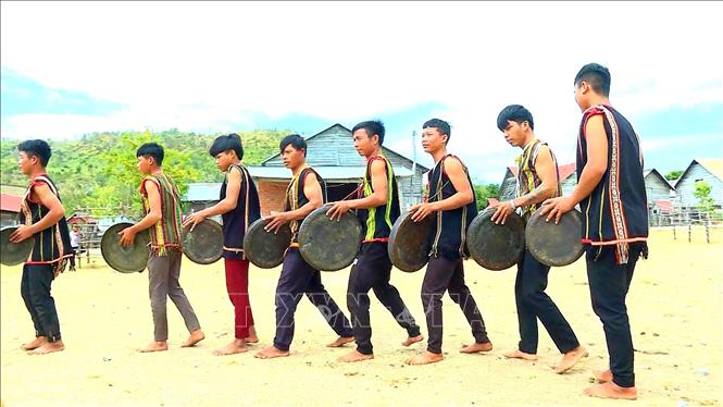 Trong ảnh: Anh Rmah Mich (thứ 4, từ phải sang) biểu diễn cùng đội cồng chiêng của làng Hek. Ảnh: Hồng Điêp - TTXVN