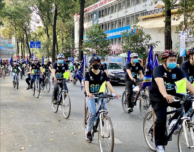 Hàng trăm người dân TP Hồ Chí Minh đạp xe, hưởng ứng sự ...