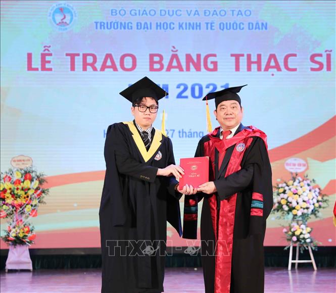 Trong ảnh: GS.TS. Trần Thọ Đạt, Chủ tịch Hội đồng trường Đại học Kinh tế quốc dân trao bằng cho các tân thạc sĩ. Ảnh: Thanh Tùng - TTXVN