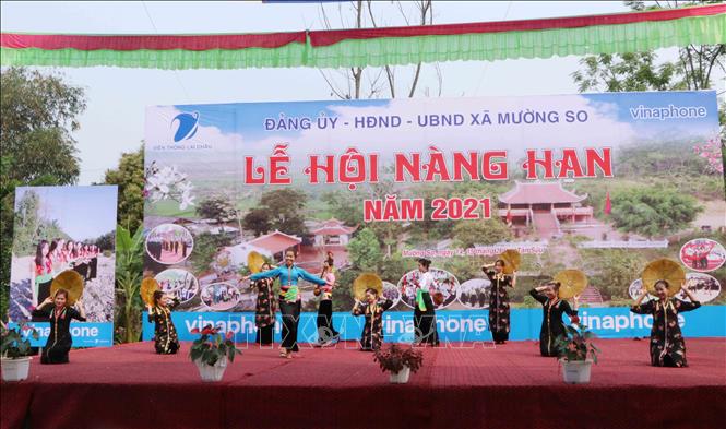 Trình bày trang phục, văn hóa đồng bào Thái tại Lễ hội Nàng Han. Ảnh: Nguyễn Oanh-TTXVN